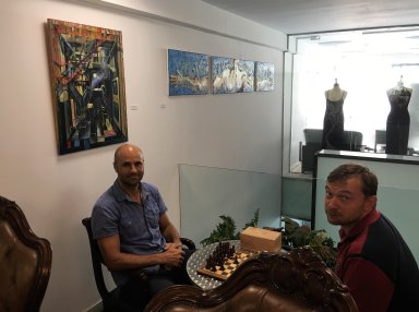 Socios de coworking con ajedrez | Alquiler despacho en Barcelona